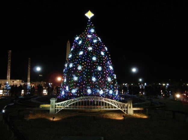 albero-di-natale -casa-bianca-con-ponte